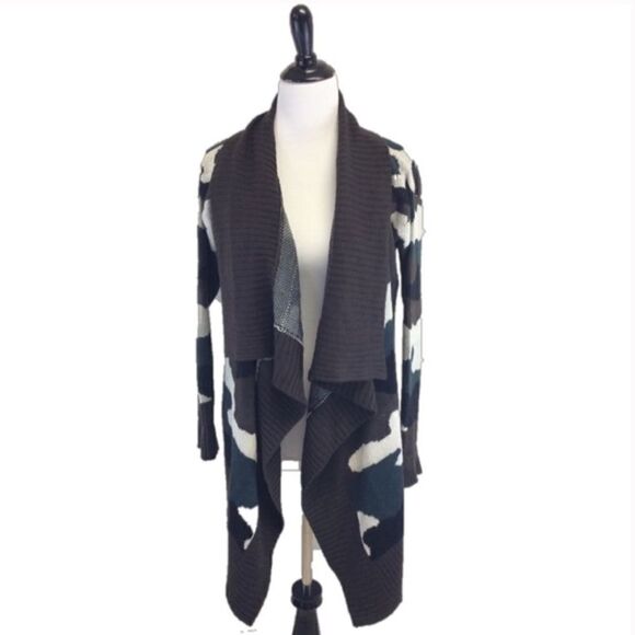 Romeo and Juliet Couture Camo Open Sweater - Picture 1 of 8